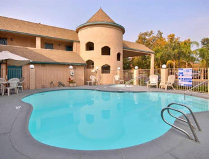Super 8 By Wyndham Bakersfield South Ca Motel Exterior photo