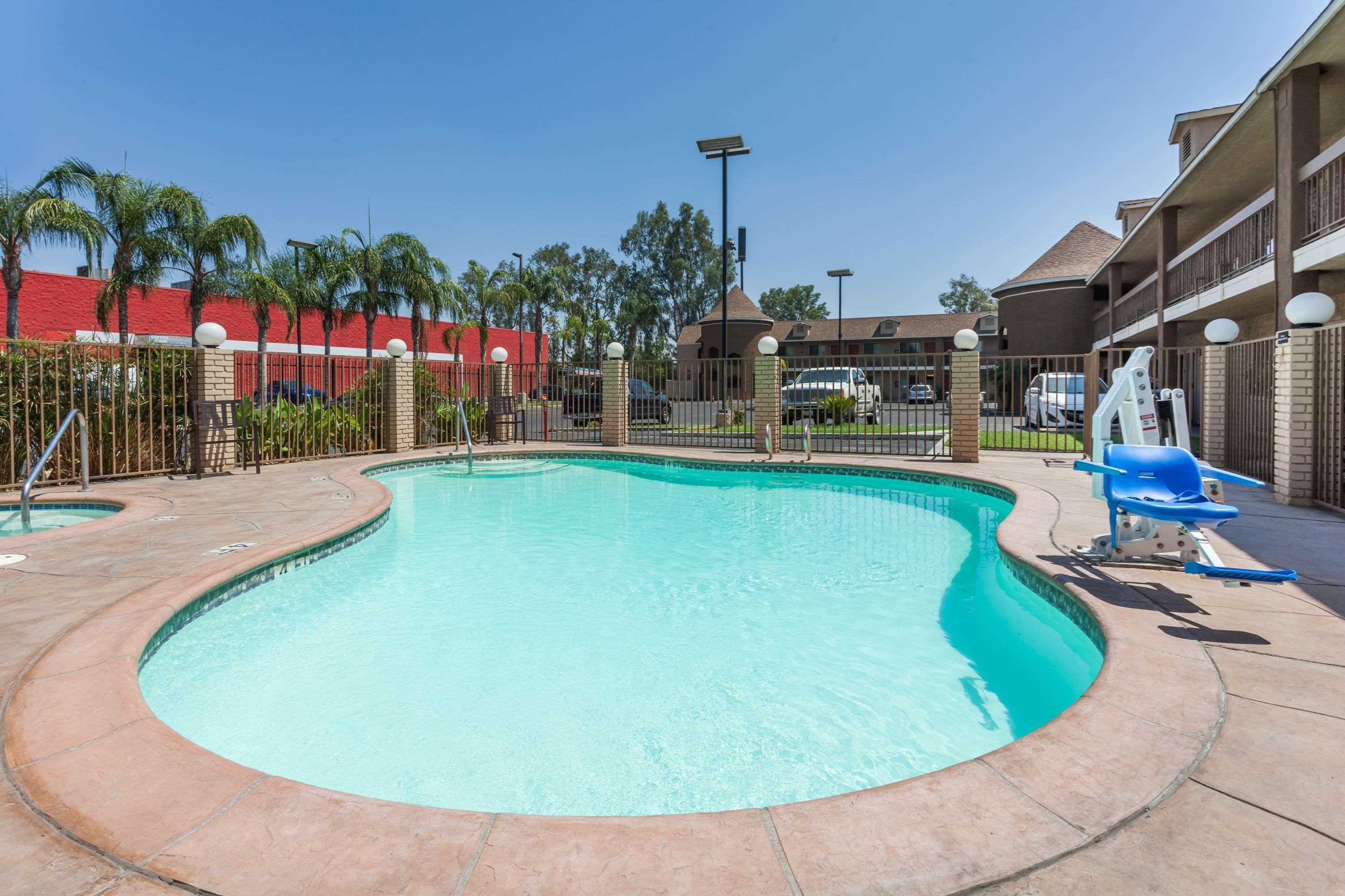 Super 8 By Wyndham Bakersfield South Ca Motel Exterior photo