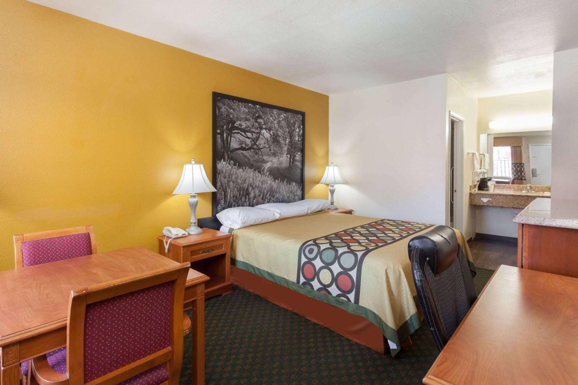 Super 8 By Wyndham Bakersfield South Ca Motel Exterior photo